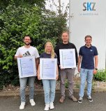 Markus Betz, Alina Heihoff und Michel Cordes freuen sich mit Ausbilder Marco Rabensteiner über ihren erfolgreichen SKZ-Abschluss (v.l.). (Foto: Christian Emmerling, SKZ)