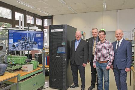 SMS group übergibt das Echtzeitsimulationssystem an den Lehrstuhl für Elektrische Maschinen, Antriebe und Steuerungen der Universität Siegen. Von links nach rechts: Prof. Dr.-Ing. Günter Schröder, Universität Siegen; Dr.-Ing. Hubertus Schauerte, SMS group