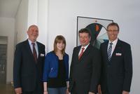 Celine Brinkmann (2.v.l.) wird im September ihre Ausbildung zur Industriekauffrau beginnen. Ihr und 45 weiteren jungen Menschen gratulierten Vorstandssprecher Dr. Peter Köhler (3.v.l.), Dr. Jürgen Ober (l.) und Dr. Eberhard Niggemann (r.) zum Start in einen neuen Lebensabschnitt