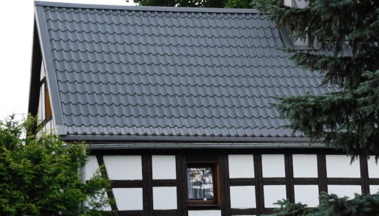 Fachwerkhaus_in_Sachsen_mit_LM_D-Tile-Dach.JPG