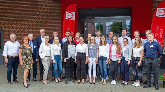 1316 - 2 Gruppenbild alle Absolventen.jpg