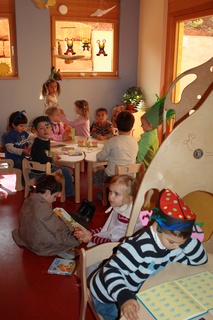 Eine lebendige Kinderwelt, in der ausgelassenes Spielen erlaubt ist. Fotos: Caparol Farben Lacke Bautenschutz/Andrea Nuding