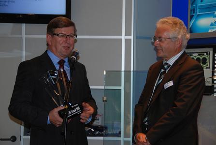Guenter Kasper, Leiter Produktion Achsen der Daimler AG, empfing den Award von Dr.-Ing. Norbert Stein, geschäftsführender Alleingesellschafter VITRONIC GmbH