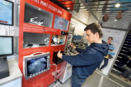 An verschiedenen Exponaten wird deutlich, wie viel MINT-Disziplinen in alltäglichen Produkten wie einem Endoskop, einer Videobrille, einem induktiven Ladegerät für Smartphones oder einem Skateboard-Kugellager stecken. (c) Baden-Württemberg Stiftung gGmbH