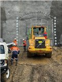 Abbildung 1. Portal des Explorationsstollens, Markierung der Bohrfront vor der Sprengung.