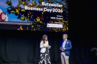 Kölns Bürgermeisterin Teresa De Bellis-Olinger eröffnete den Butzweiler-Business-Day zusammen mit dem Sprecher der Unternehmergemeinschaft Forum Am Butzweilerhof, Thomas Licher. Foto-Credit: MMC / Ehrchen