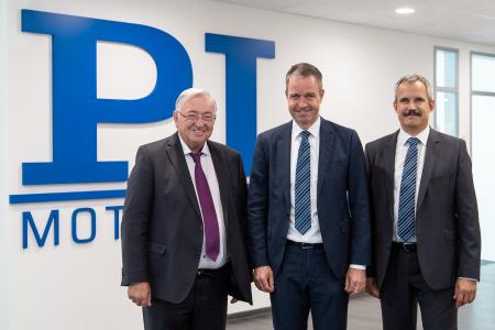 Freuen sich auf eine erfolgreiche Zusammenarbeit in der PI Ceramic Geschäftsführung: Dr. Karl Spanner, Dr. Patrick Pertsch und Dr. Peter Schittenhelm (v. l. n. r.) (Bild: PI)