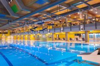 Um Energie einzusparen, senken die Stadtwerke Schwäbisch Hall in den meisten ihrer Schwimmbecken die Wassertemperatur um zwei Grad. Die Wassertemperatur in dem auf dem Foto zu sehenden Sportbecken beträgt dann 26 °C/26,5 °C.