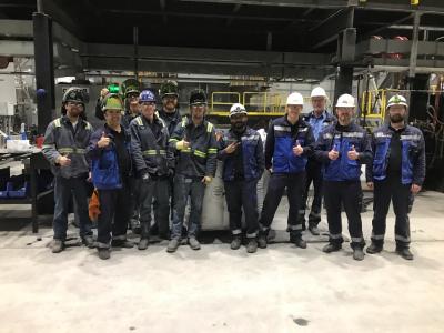 Das Inbetriebnahme-Team nach erfolgreichem Start der zweiten Phase. Die Mund-Nasen-Schutzmasken wurden nur während der Fotoaufnahmen abgenommen