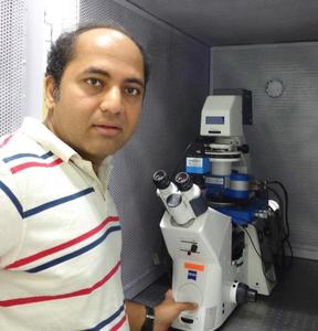 Professor Shivprasad Patil am IISER, Indien, mit seinem JPK NanoWizard® AFM