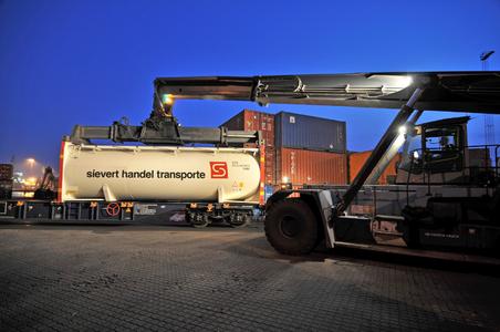 Die Sievert Handel Transporte GmbH setzt auf den Ausbau ihrer intermodalen Entsorgungslogistik. (Fotos: sht)