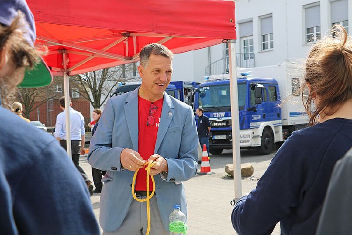 csm_Rektor_Ralph_Sonntag_uebt_Schiffsknoten_am_Stand_der_Segler_537a0d6805.jpg