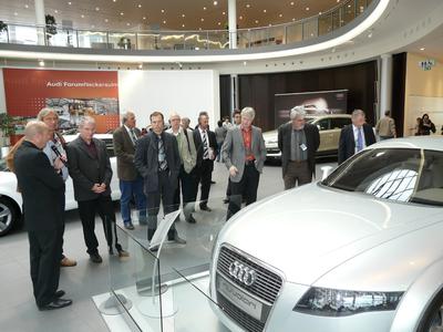 Die Professoren beim Besuch des Audi Forum in Neckarsulm