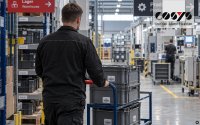 Digitale Werkslogistik koordiniert Materialtransporte zwischen Lager und Produktion.