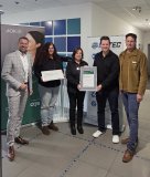 Von links nach rechts:
Claus Eitel, Direktor in der AOK Mittelfranken, BGM-Beauftragte Martina Dittes, Geschäftsführerin Andrea Kipf, Kaufmännischer Leiter Daniel Kipf und AOK Geschäftspartnerberater Bernd Schroll bei der Übergabe