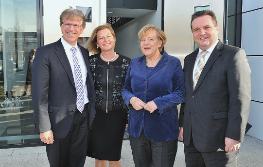 Manz_Automation_Besuch_Bundeskanzlerin_Merkel_low_res.jpg