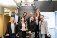 Gruppenbild nach der Vereinbarung über die Kooperationsverlängerung. Hintere Reihe (von links): Kanzler Daniel Engelbrecht, Silvia Kaiser (TK), Rektor Konrad Wolf, Maike Hecht (Leiterin der Zentralen Studienberatung). Vordere Reihe (von links): Constanze Schwaiger (hkk), Sina Lürßen (hkk), Konrektorin Annika Maschwitz, Markus Schnare, Betriebliches Gesundheitsmanagement & BEM-Beauftragter der HSB. Copyright: HSB-Louisa Windbrake