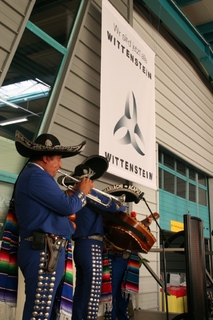 Wir sind jetzt alle WITTENSTEIN - die Unternehmensgruppe wächst global - mexikanische Musiker unter dem WITTENSTEIN-Banner