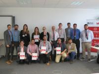 Die siegreichen Studententeams und das Organisationsteam des ersten European University Design Contest gemeinsam mit Alexander Gerfer, CTO der Würth Elektronik eiSos Gruppe (hinten, 6. v. l.) und Uwe Bröckelmann, Technischer Direktor EMEA bei Analog Devices (hinten, 7. v. l.) / Foto: Würth Elektronik eiSos