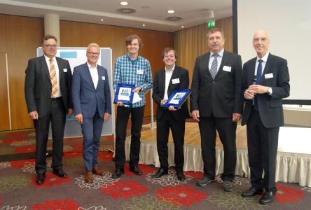 v.l.n.r.: Dr. Jürgen Haase und Prof. Dr. Wolfgang Nebel, Vorstandsmitglieder im edacentrum, Preisträger Axel Hald, Preisträger Georg Gläser, Laudator Prof. Dr.-Ing. Jürgen Scheible und Prof. Dr. Wolfgang Rosenstiel, Vorstandsmitglied im edacentrum