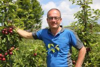 Managing Director and owner Randolph Schröder, graduate engineer, in the orchard meadow.