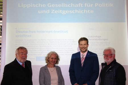 Sorgten für neue Erkenntnisse zum Thema Digitalisierung: Der stellv. Vorsitzende der Lippischen Gesellschaft für Politik und Zeitgeschichte e.V. Friedrich Wilhelm Held, Dr. Barbara Vielhaber, Lars Hoppmann und Rolf Eickmeier (Lippische Gesellschaft für Politik und Zeitgeschichte e.V.)