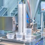 ((BU1: Die Abfüllanlagen von Buhmann erlauben das Dosieren und Verschließen von grundsätzlich allen fließ- und pumpfähigen Produkten, wie zum Beispiel Feinkostsalate, Streichwurst, Joghurt, Butter, Pudding, Saucen, Suppen, Heimtiernahrung oder Cerealien.))