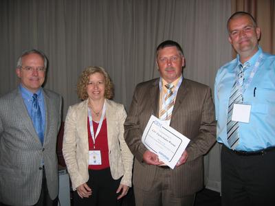 Preisverleihung (v.l.n.r.):Mark Shearer, Vize-Präsident Marketing IBM; Olga Miralles, Vorsitzende Common Europa; Martin Betz, EDV-Schulen Wiesau; Jörg Zeig, Vorsitzender Common Deutschland
