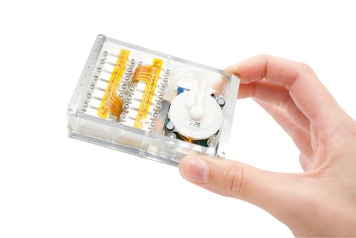 PneumaticCartridgeControl_in_hands_tilted_transp_bcgr.png