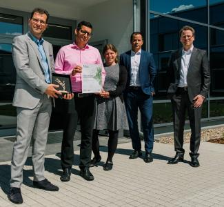 Die Preisübergabe am 14.05.2020 vor dem neuen CHEPLAPHARM Bürogebäude.
Von links nach rechts: Jens Rothstein, CFO; Sebastian F. Braun, CEO; Dr. Bianca Y. Juha, CSO; Sebastian Drossmann, Private Banking bei Credit Suisse AG; Thorsten Schwibinger, Wirtschaftsprüfer bei Deloitte.