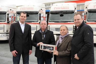 Speditionsinhaber Hans Dieter Süßmilch freut sich über die gute Zusammenarbeit mit seinen Ansprechpartnern Torsten Scheel und Sebastian Hartig vom Truck Center Schwerin (v.l.n.r.: Sebastian Hartig, Truck Center Schwerin; Torsten Scheel, Truck Center Schwerin; Hans Dieter Süßmilch, Spedition Süßmilch; Michael Hebbinghaus, Renault Trucks Deutschland)