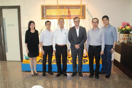 From left to right: Ms. Josephine Poh (Deputy Group General Manager of Asia Group), Mr. Jeffrey Poh (Business Development Manager of Asia Group), Mr. Steven Poh (Group Managing Director of of Asia Group), Mr. Johann Königshofer (Chairman of the Board SPV, General Manager Business Area Asia of PALFINGER), Mr. Li Fook Seng (Regional Business Development Manager of PALFINGER), and Mr. James Liu (Finance Manager of PALFINGER)