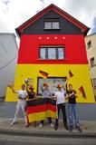 Aus einer Laune heraus entstand in Mülheim-Kärlich das schwarz-rot-goldene Weltmeisterhaus. Es wurde von einem Team um Malermeister Guido Feuerpeil (Mitte, links davon seine Frau) nach dem Titelgewinn der deutschen Fußballnationalmannschaft in Brasilien mit der Fassadenfarbe Muresko schwarz-rot-gold angelegt (Foto: Damian Morcinek)