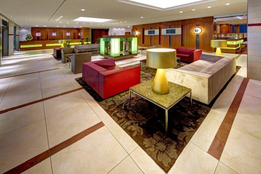 Hilton_Garden_Inn_Frankfurt_Airport_Lobby.jpg