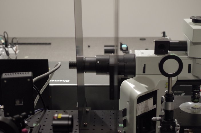 本研究成果による2光子励起蛍光顕微鏡の外観.JPG