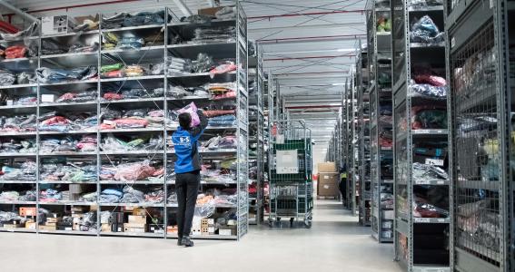 250.000 Warenstücke lagert B+S für McTrek Outdoor Sports zwischen. Für den Auftrag hat der Logistikspezialist eine neue Lagerhalle mit Fachbodenanlage errichtet. (Foto: B+S)