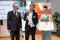 Die Cubicure GmbH nimmt den Innovationspreis MERCUR '22 in der Kategorie Digitalisierung entgegen.