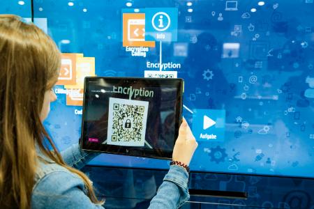 Die Bildungsinitiative expedition d informiert mit einem Erlebnis-Lern-Truck und mit Online-Workshops über die digitalisierte Arbeitswelt. (C) Baden-Württemberg Stiftung gGmbH