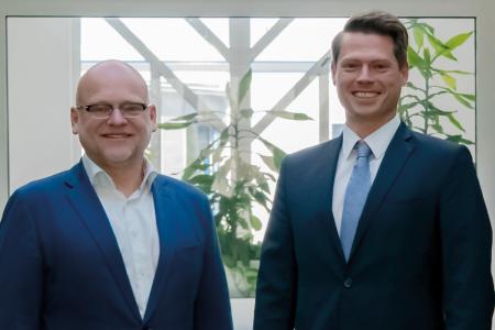 Andreas Boerner (right), new CEO at Laser 2000, takes over from Ronald Bartel (left), Interim Managing Director and Head of the Advisory Board.