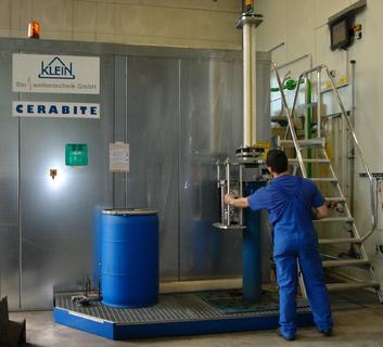 Bei der Stoßwellentechnologie zerstört eine hochenergetische, hochfrequente Schockwelle die Kernreste