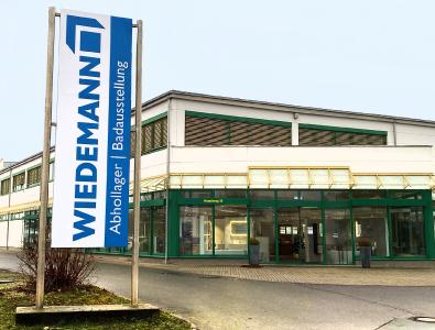 Die Hauptniederlassung in Zeitz mit einem Haupt- und Abhollager sowie einer Badausstellung.