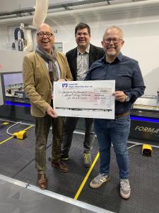 Rudi Dentler (Bürgerstiftung), Oliver Stotz (Bürgerstiftung) und Kilian Miller (Miller GmbH) bei der Spendenübergabe (v.l.n.r)