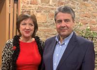 Sigmar Gabriel mit Manuela Engel-Dahan, Gründerin & Unternehmerin mit MUT-mach-SALON