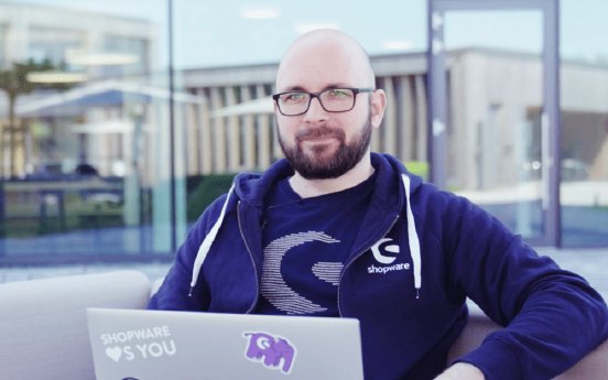 Developer Evangelist Niklas Dzösch in der Serie Devinitely Shopware.png