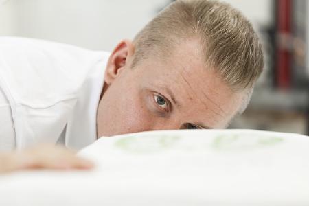 BillerudKorsnäs und HAVER & BOECKER haben die "Sackverpackungsnormen" entwickelt. Diese Normen decken die Grundlagen und die kritischsten Faktoren ab, die berücksichtigt werden müssen, wenn pulverförmige Güter verpackt werden