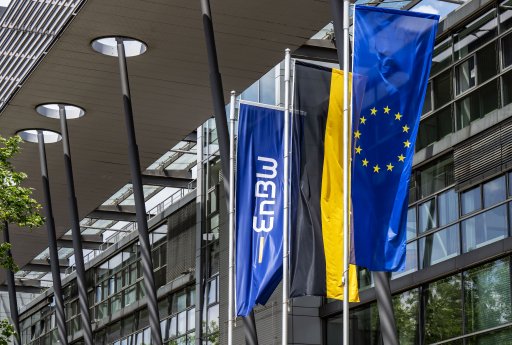 Flaggen Konzernsitz Durlacher Allee.jpg