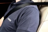 Die aktiven Gurtaufroller der ACR8-Serie können mit ihrem Elektromotor reversibel und zusätzlich bei einem Crash mit einer konventionellen pyrotechnischen Zündung gestrafft werden.