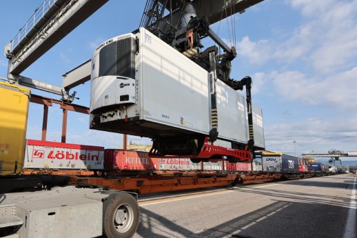 TX Logistik_NiKRASA-Verladung im Terminal Quadrante Europe Verona.JPG