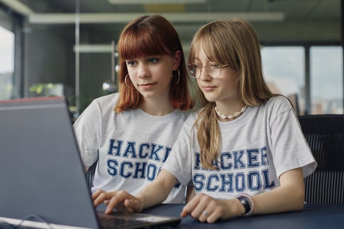 girls-hacker-school-bild-mädchen.jpg