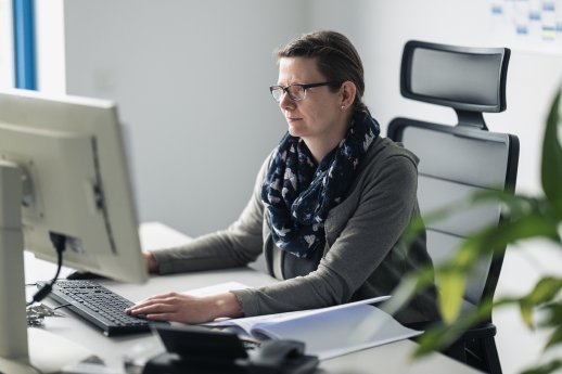Stefanie Woite beim Erstellen einer technischen Zeichnung.jpg